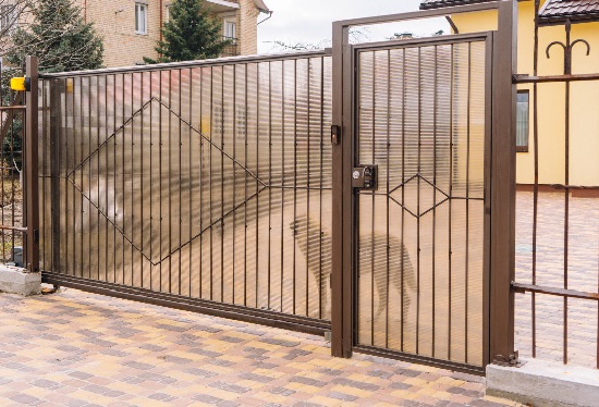 Купить ворота из профлиста с элементами ковки, с металлическими столбами в рамке или под дерево в Кисловодске от 155911 руб